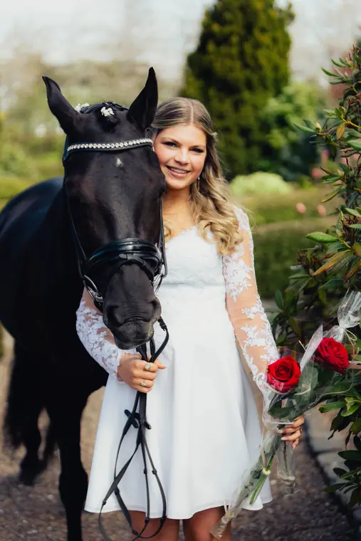 Konfirmation med sort hest, billede 3 af 28